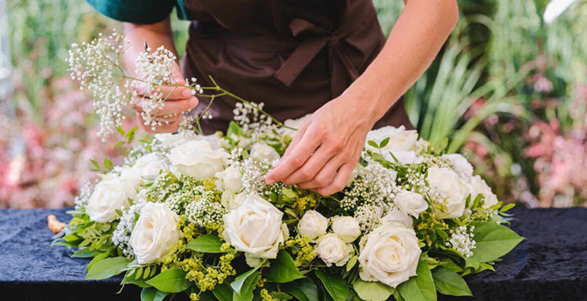 Cuál es el significado de las flores que se usan en los funerales