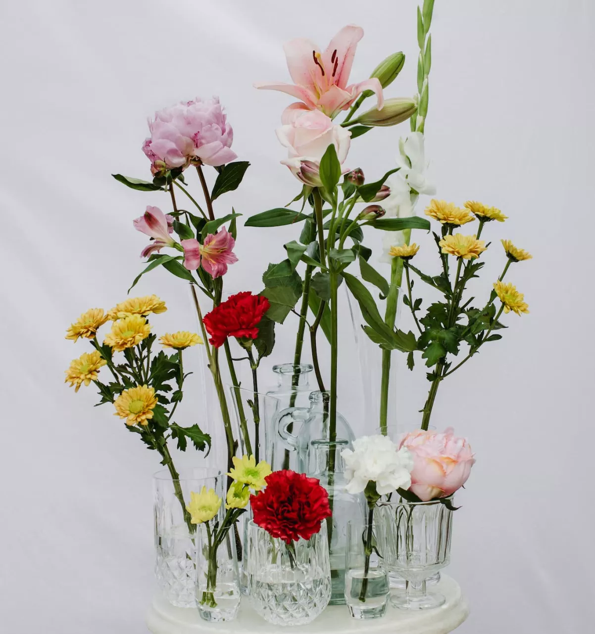Conjunto de flores encima de un pedestal