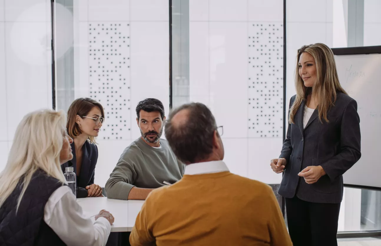 Grupo de personas escuchando una charla